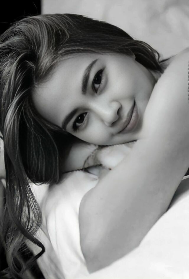 Jinsiy aloqada bolgan yigit onani xafa qiladi