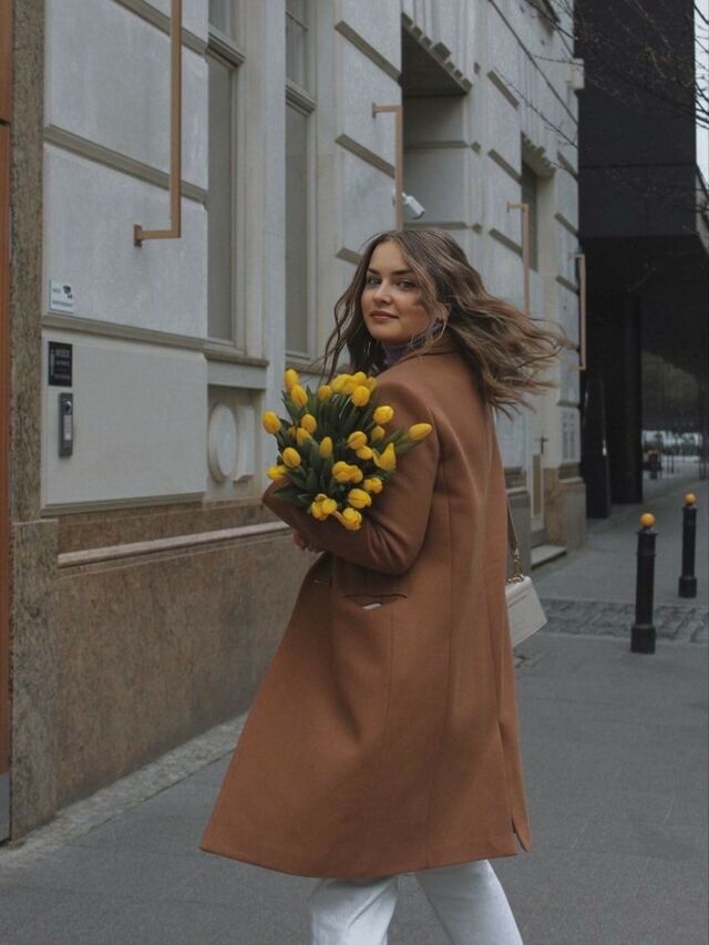 Фото С Цветами На Улице Девушки