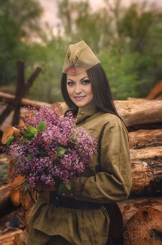 На фото девушка в форме защищает Родину На фото девушка в форме защищает Родину